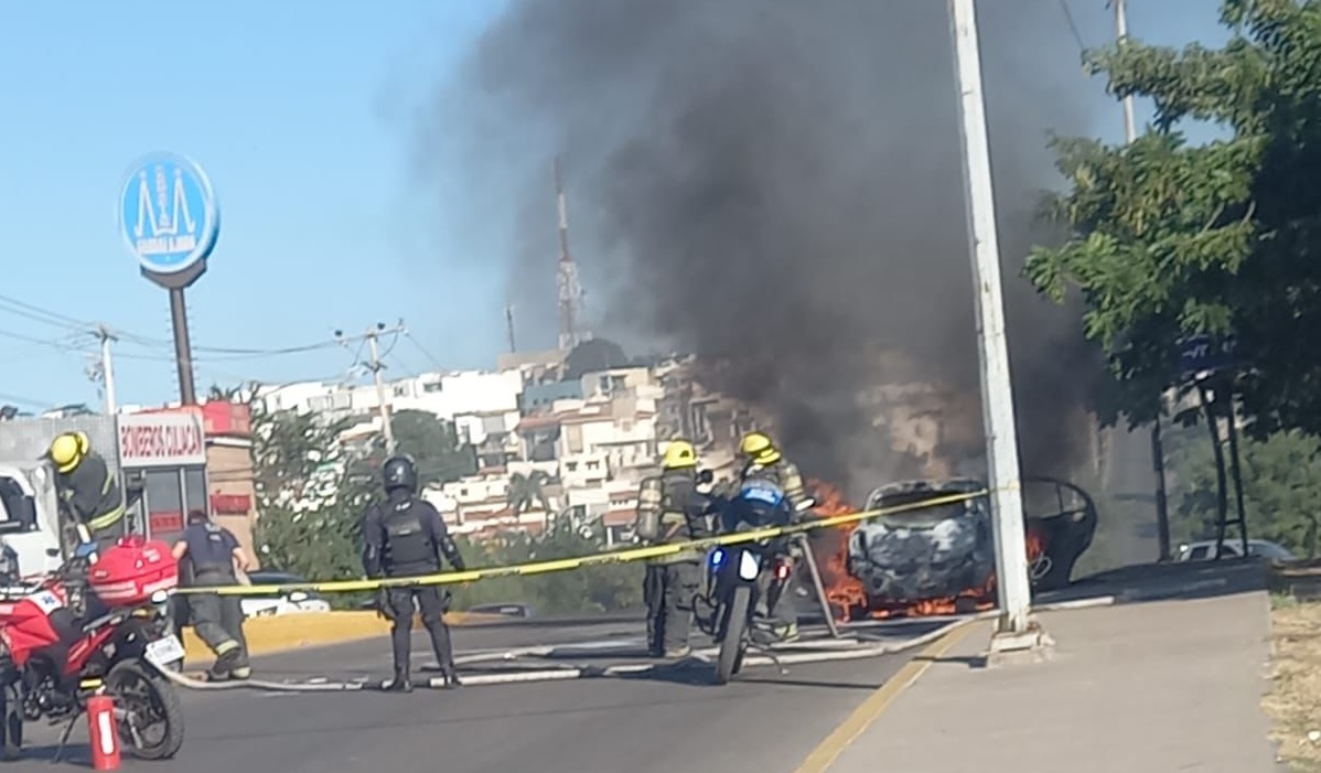 Voraz incendio arrasa con un Nissan March sobre la avenida México 68 en Culiacán