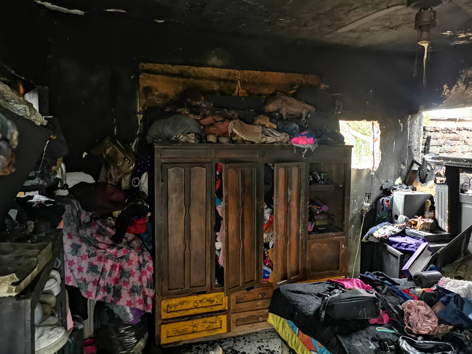 Cobijas, despensas y material rústico dotará Ayuntamiento de Ahome a vivienda que se incendió con un cuete