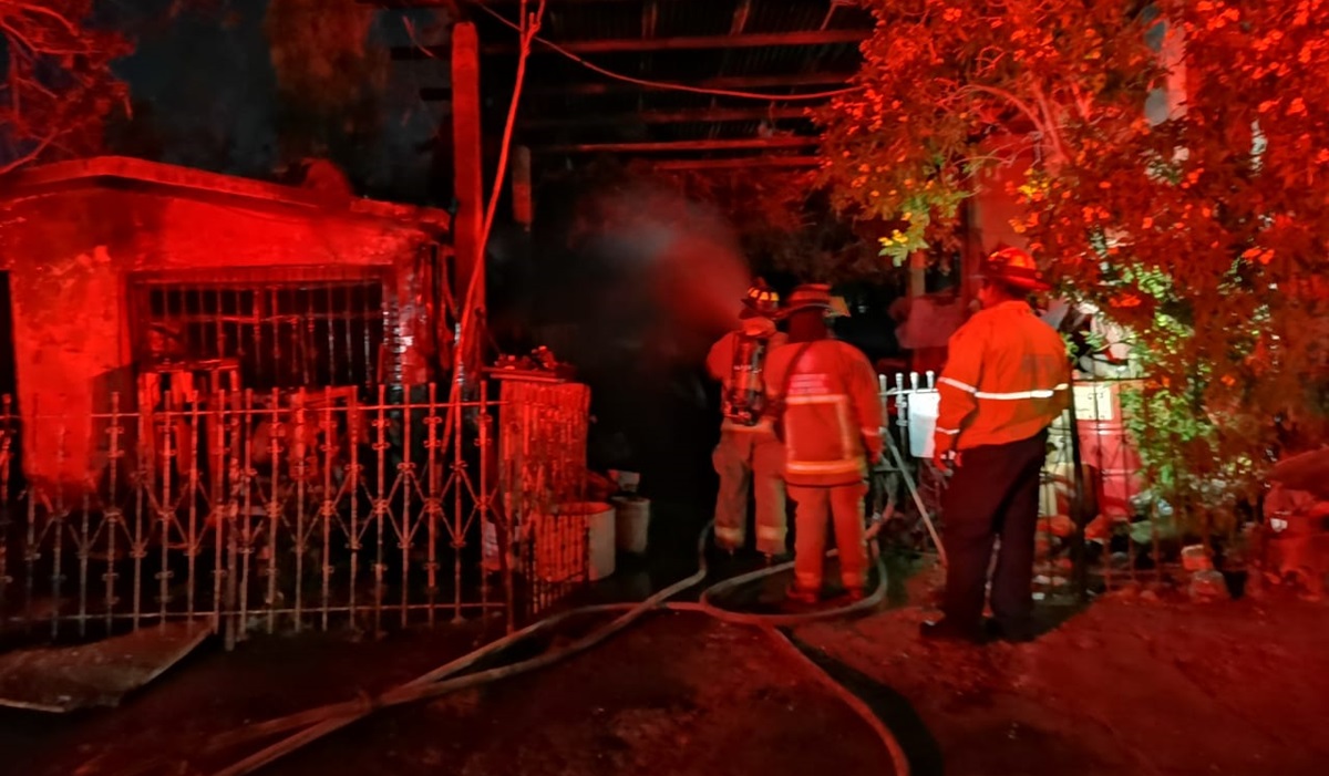 Se incendia taller mecánico en la colonia Estrella en Los Mochis