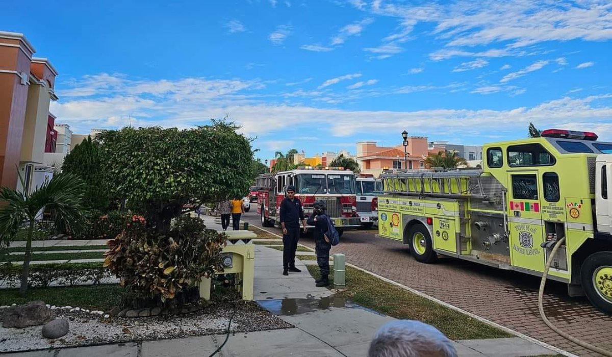 Incendio consume una casa en el fraccionamiento Villa marina de Mazatlán