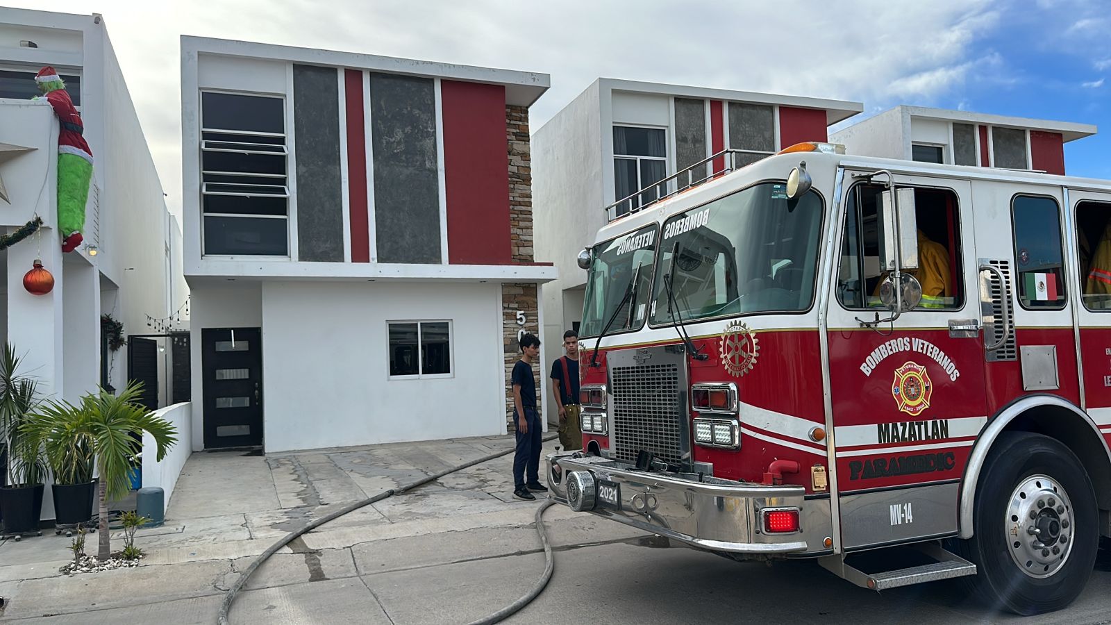 Veladora provoca incendio en una vivienda del fraccionamiento Marsella de Mazatlán