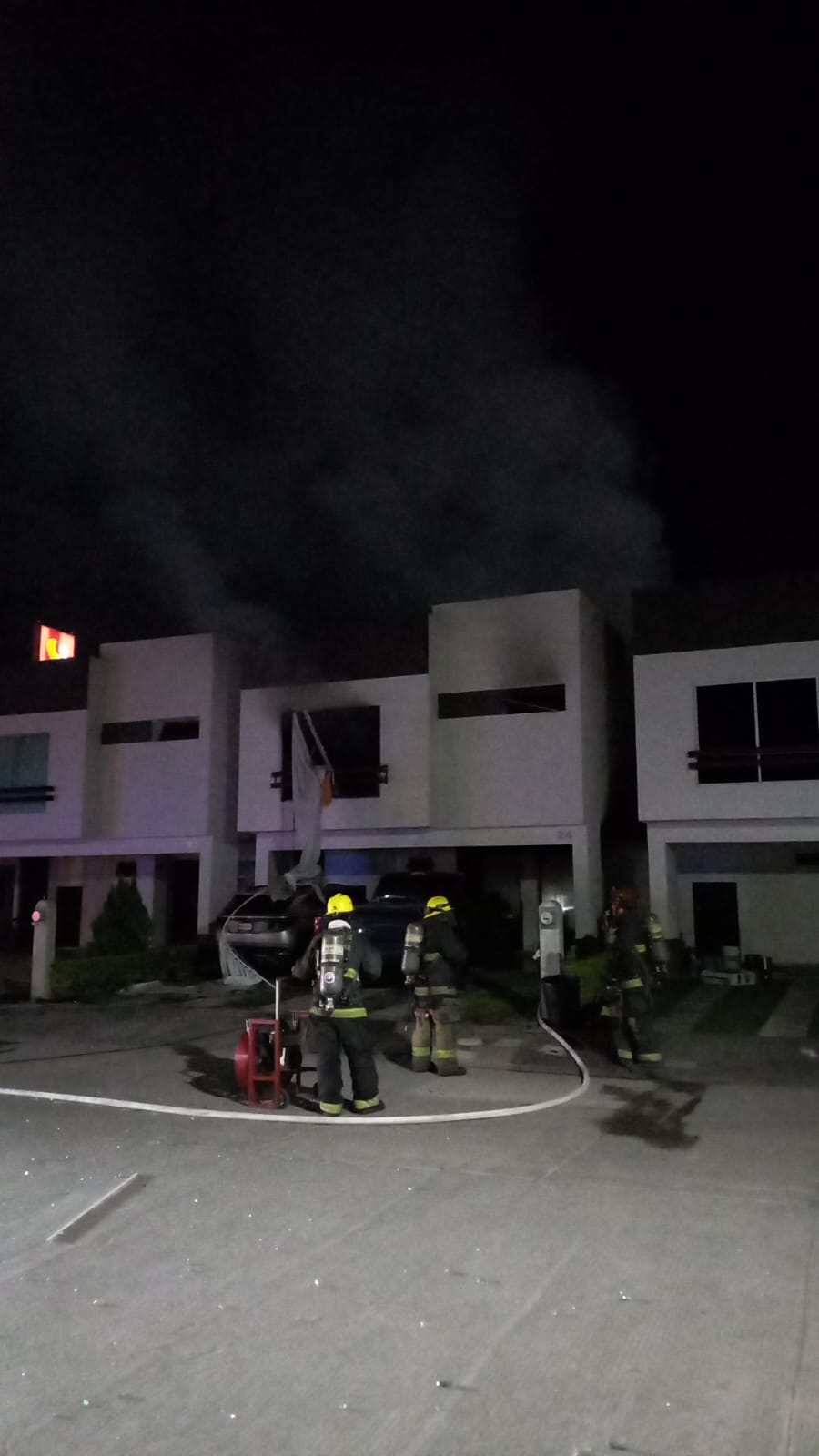 Acumulación de gas genera explosión e incendio en una casa de una privada en el sector Barrancos en Culiacán