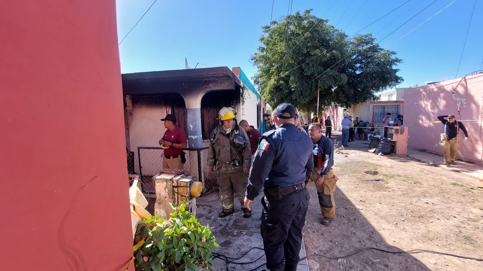 Cuerpos de auxilio de Los Mochis rescatan a dos personas de un incendio