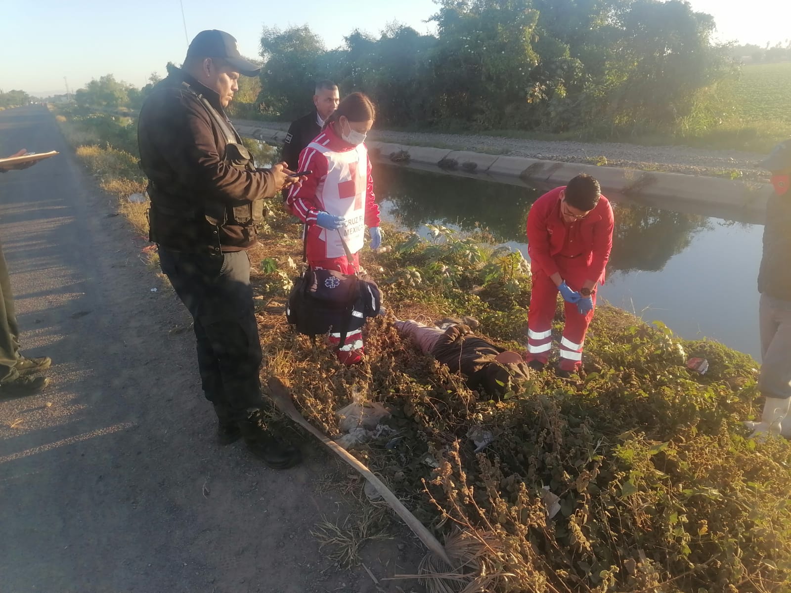 Hombre que viajaba en su moto por la carretera a Las Glorias, derrapa y queda lesionado