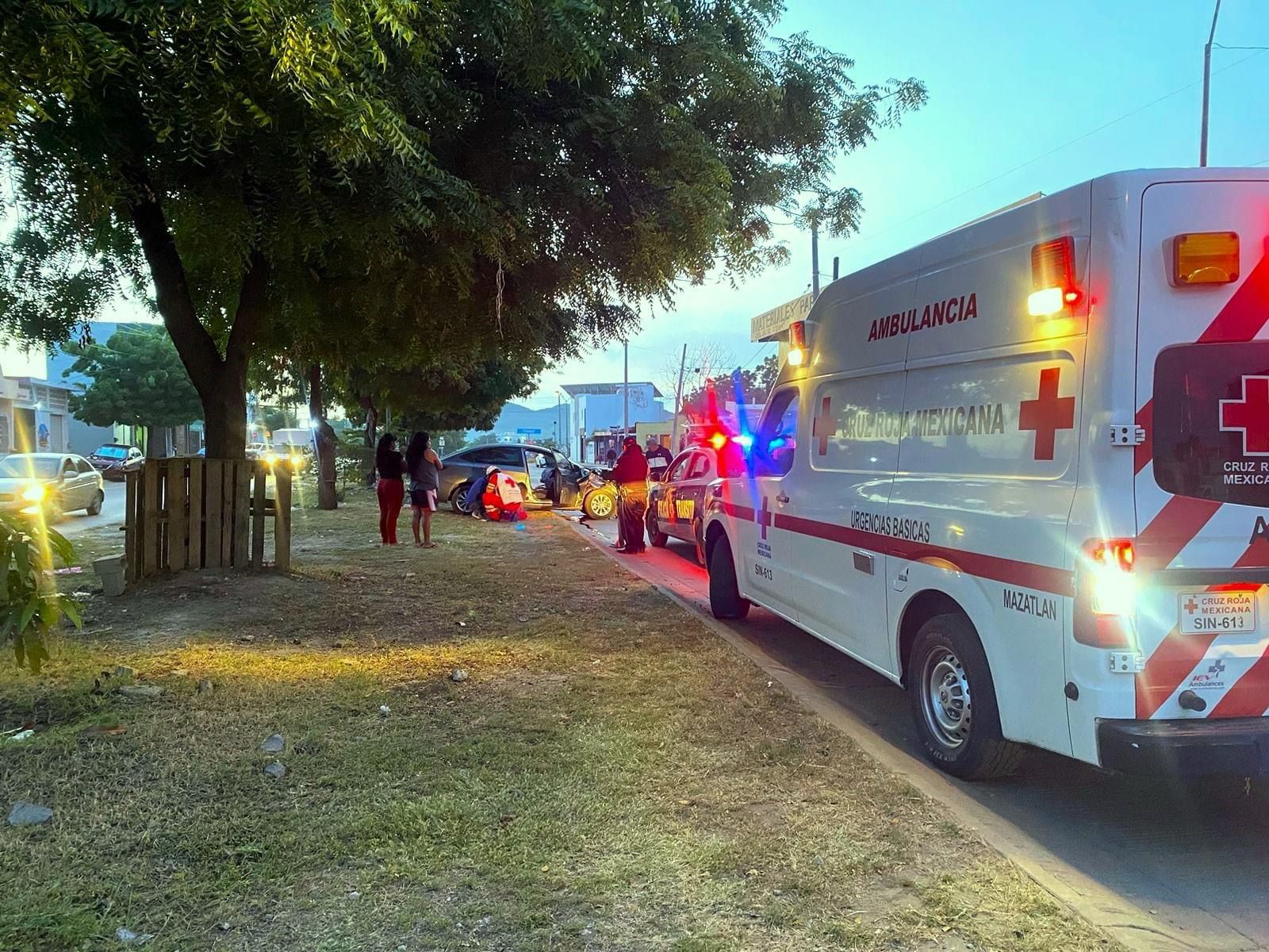 Jóvenes en aparente estado inconveniente protagonizan accidente en Mazatlán