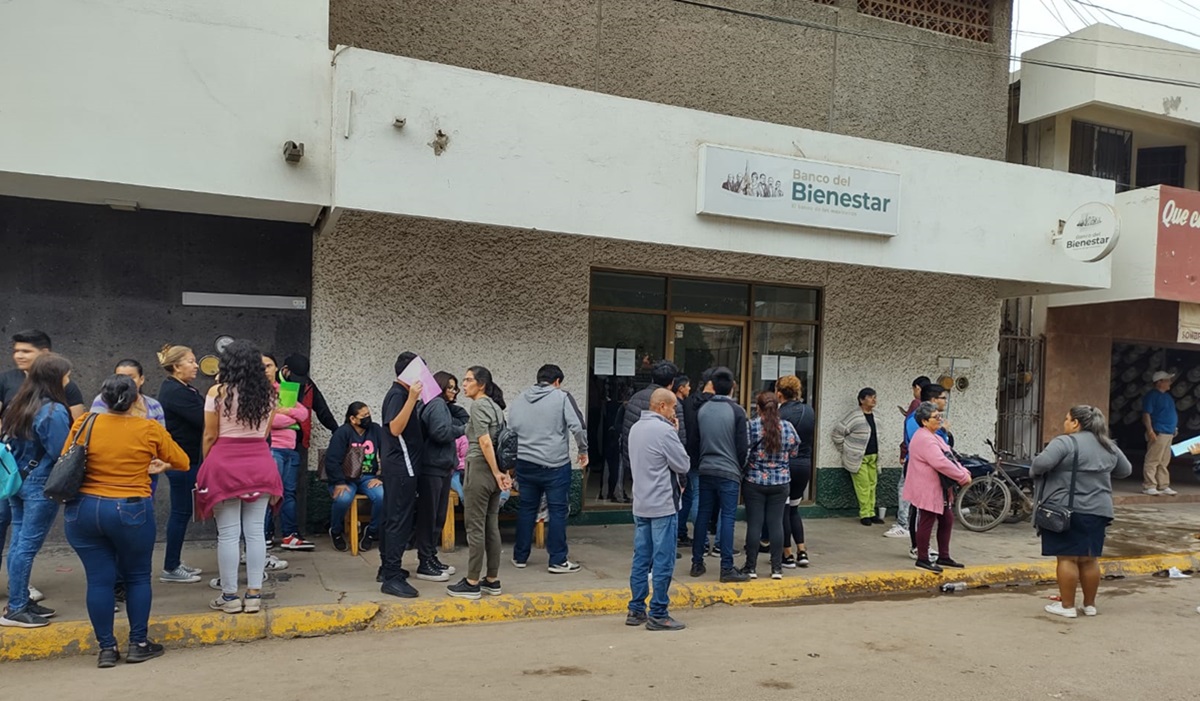Beneficiarios viven calvario para obtener su tarjeta de Bienestar en Guasave
