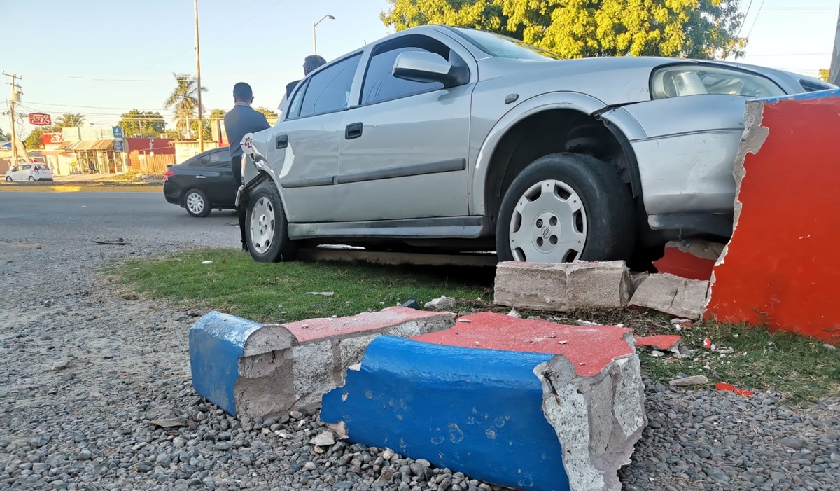 Lo chocan y termina dentro de gasera en Los Mochis