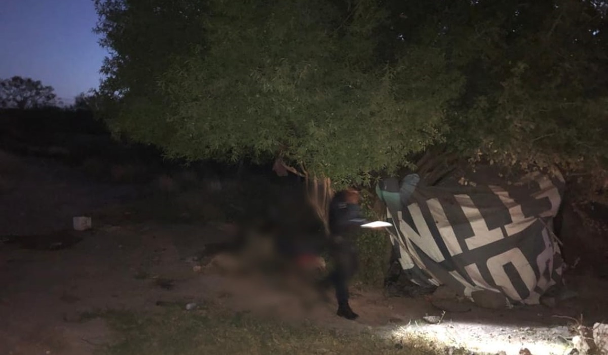 Localizan a joven sin vida a orilla en camino en Mocorito