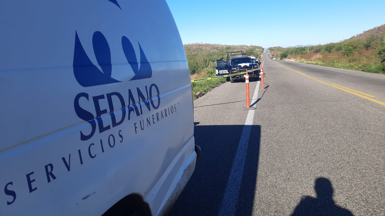 Esposado y torturado fue localizado asesinado un hombre sobre la México 15, al norte de Culiacán