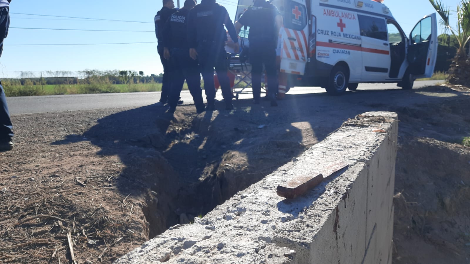 Con heridas cortantes en el cuello y brazos localizan a una mujer en canal de desagüe en Costa Rica, Culiacán