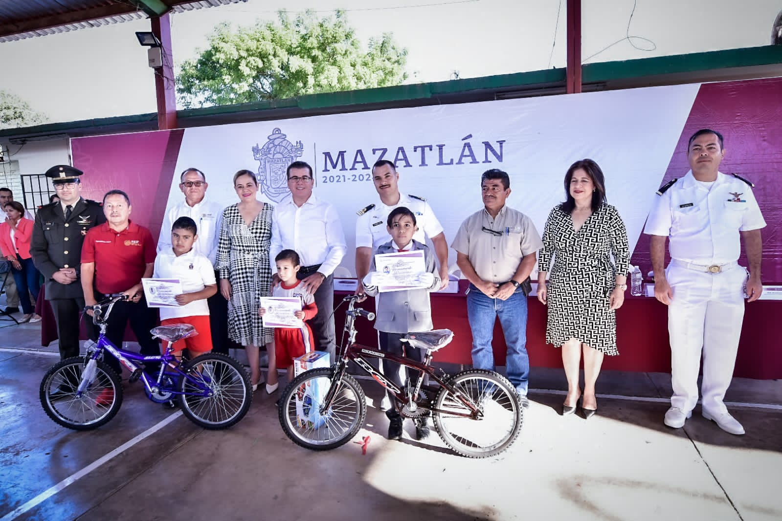 Llueven peticiones al gobierno de Mazatlán en el último lunes cívico del año en la escuela Ramón López Velarde