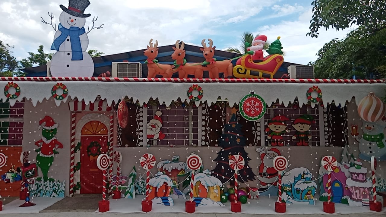 Maestra de primaria en Mazatlán, lleva 16 años sembrando la semilla del espíritu navideño a sus alumnos