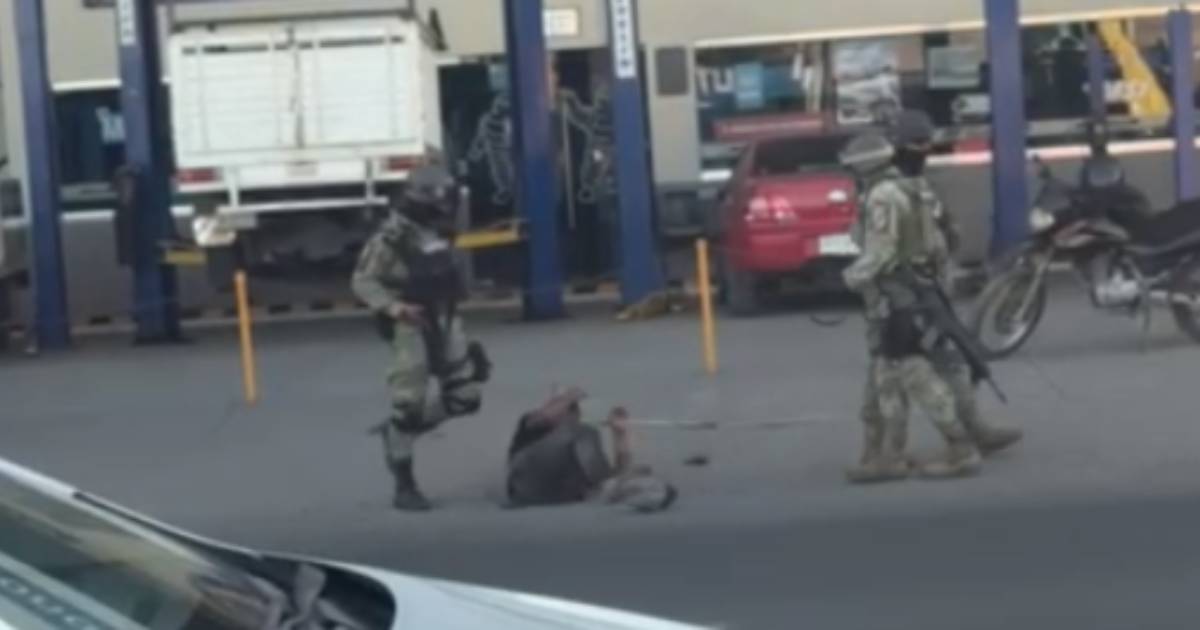 Elementos de la Marina Armada de México agreden a golpes a un joven en Mazatlán