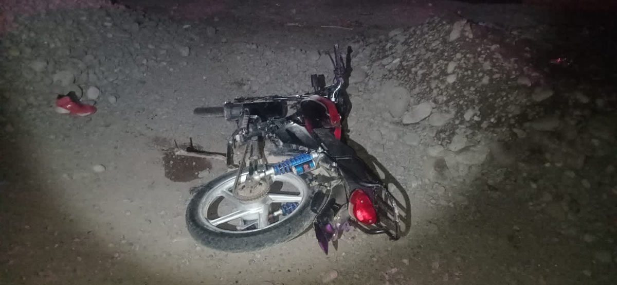 Dos jóvenes resultan lesionados tras derrapar en una motocicleta en Guasave