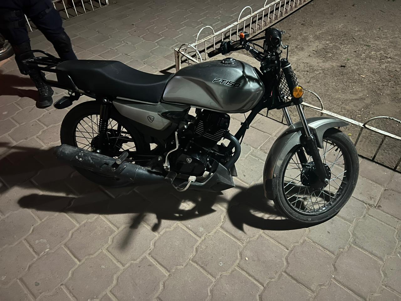 Recuperan policías de Ahome dos motocicletas reportadas como robadas; hay un detenido