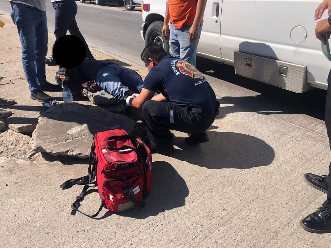 Camión repartidor de Sabritas atropella a motociclista en Mazatlán