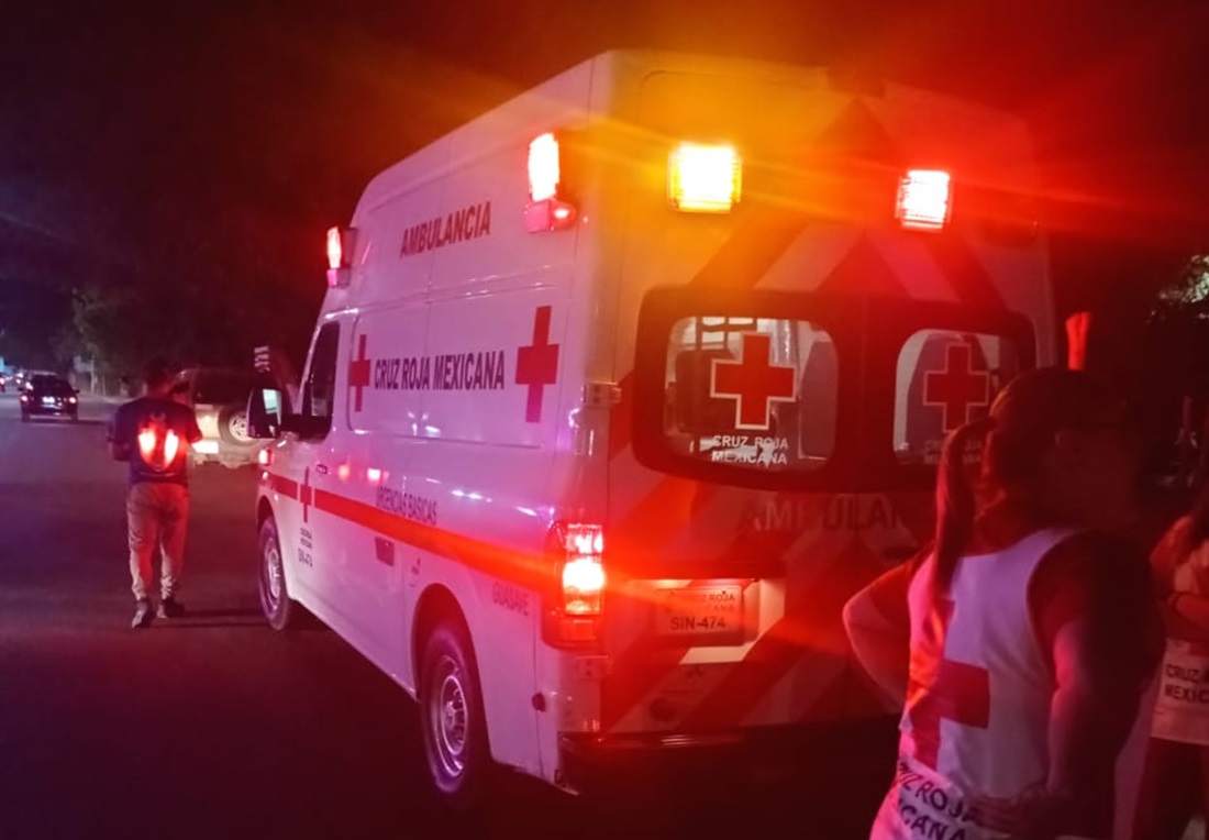 Motociclista resultó lesionado al impactarse contra ambulancia de la Cruz Roja en Guasave