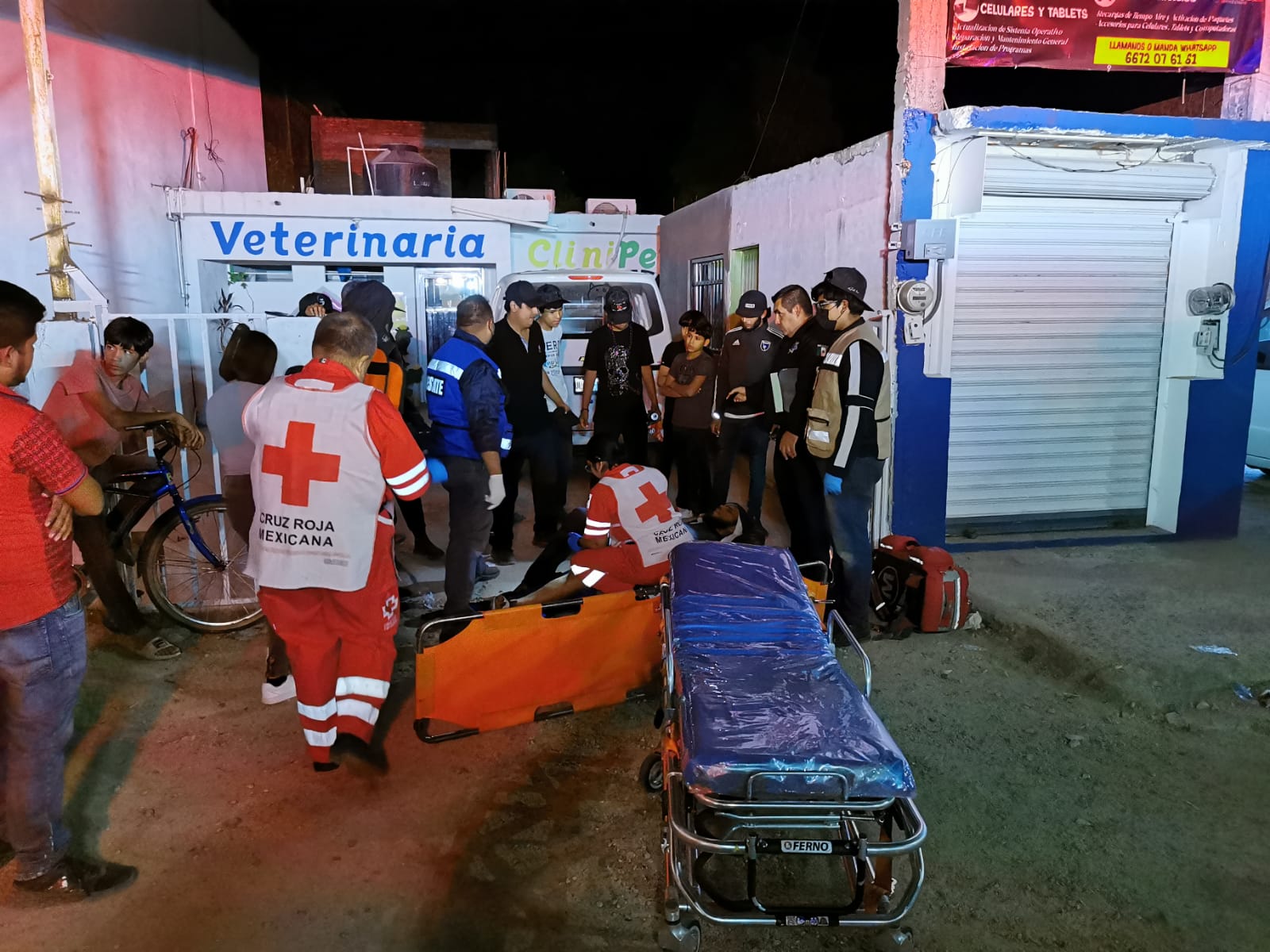 Golpea motociclista costado de un automóvil y resulta con fractura de pierna en Aguaruto