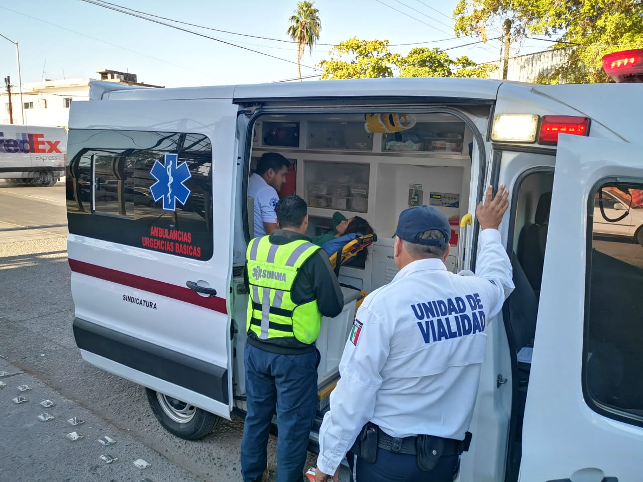 Joven mujer es embestida por una camioneta en el sector la Cuchilla en Los Mochis