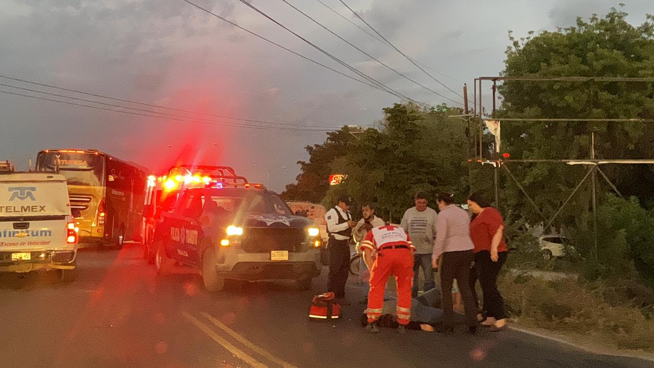 Derrape de una motocicleta deja a una mujer lesionada en Guamúchil