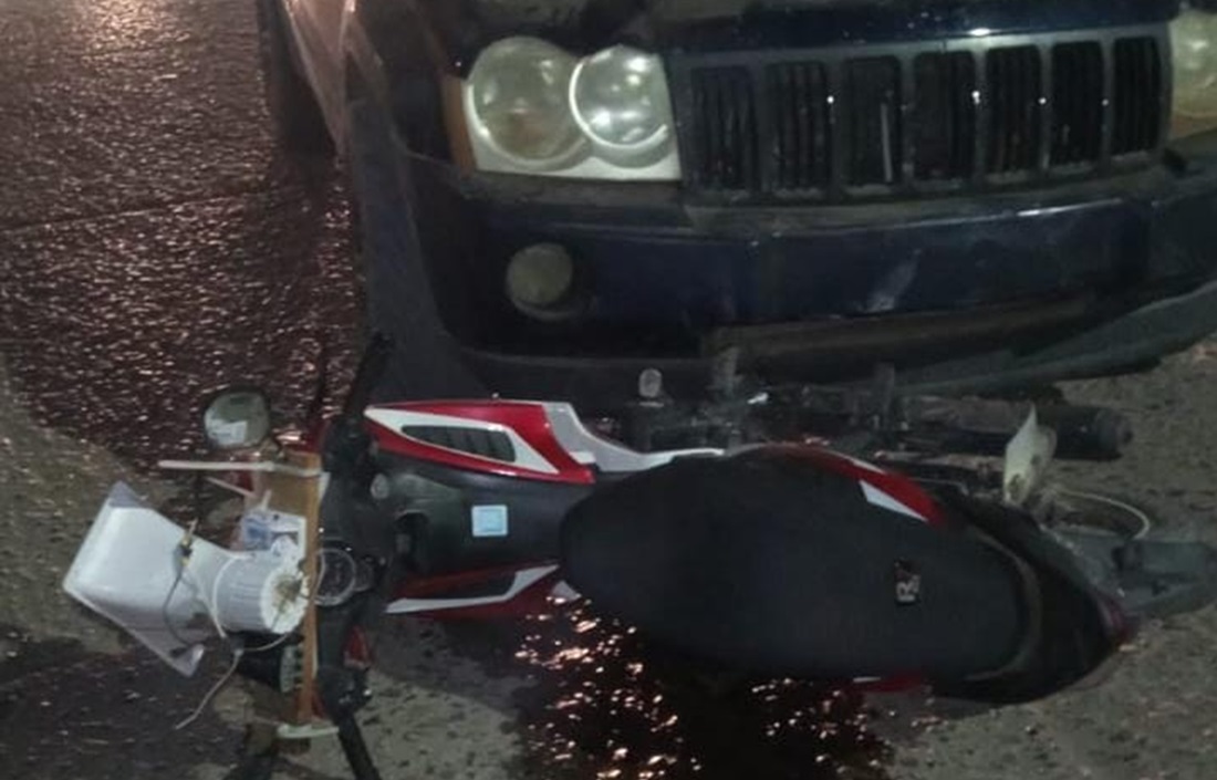 Mujer motociclista invade carril y es arrollada por Jeep, en Guasave