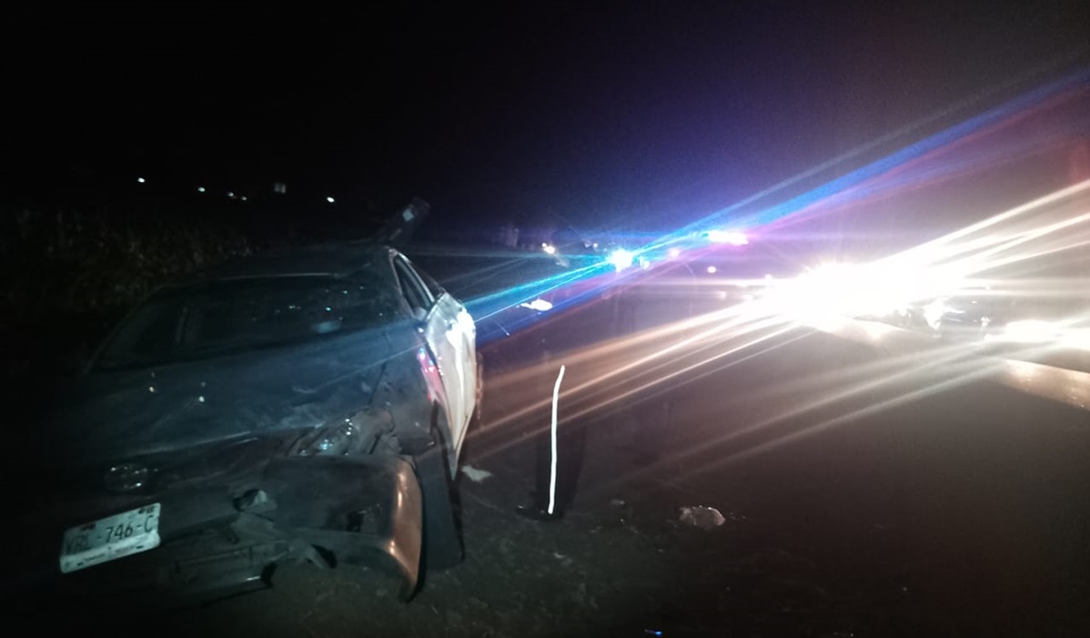 Mujer se lleva el susto de su vida al sufrir salida de camino, en Guasave