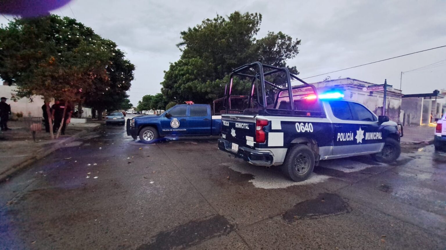 ¡Madrugaron! A mano armada sujeto despoja una camioneta, en Culiacán