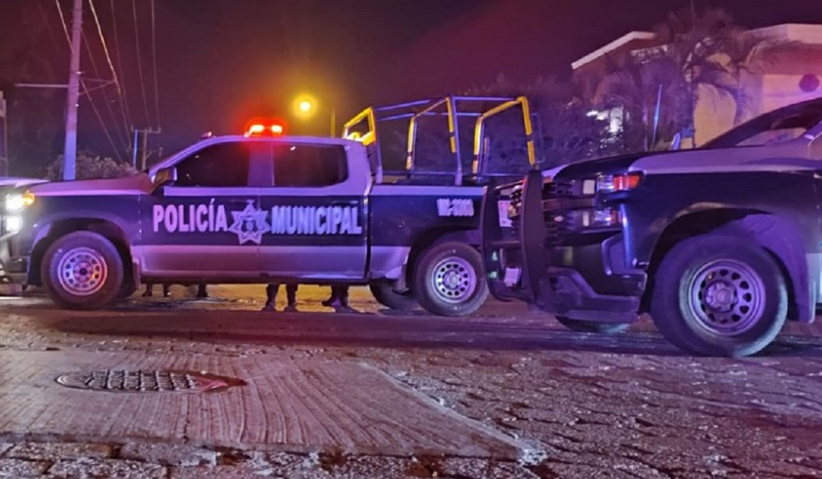 patrulla de la policía municipal de noche con las torretas prendidas