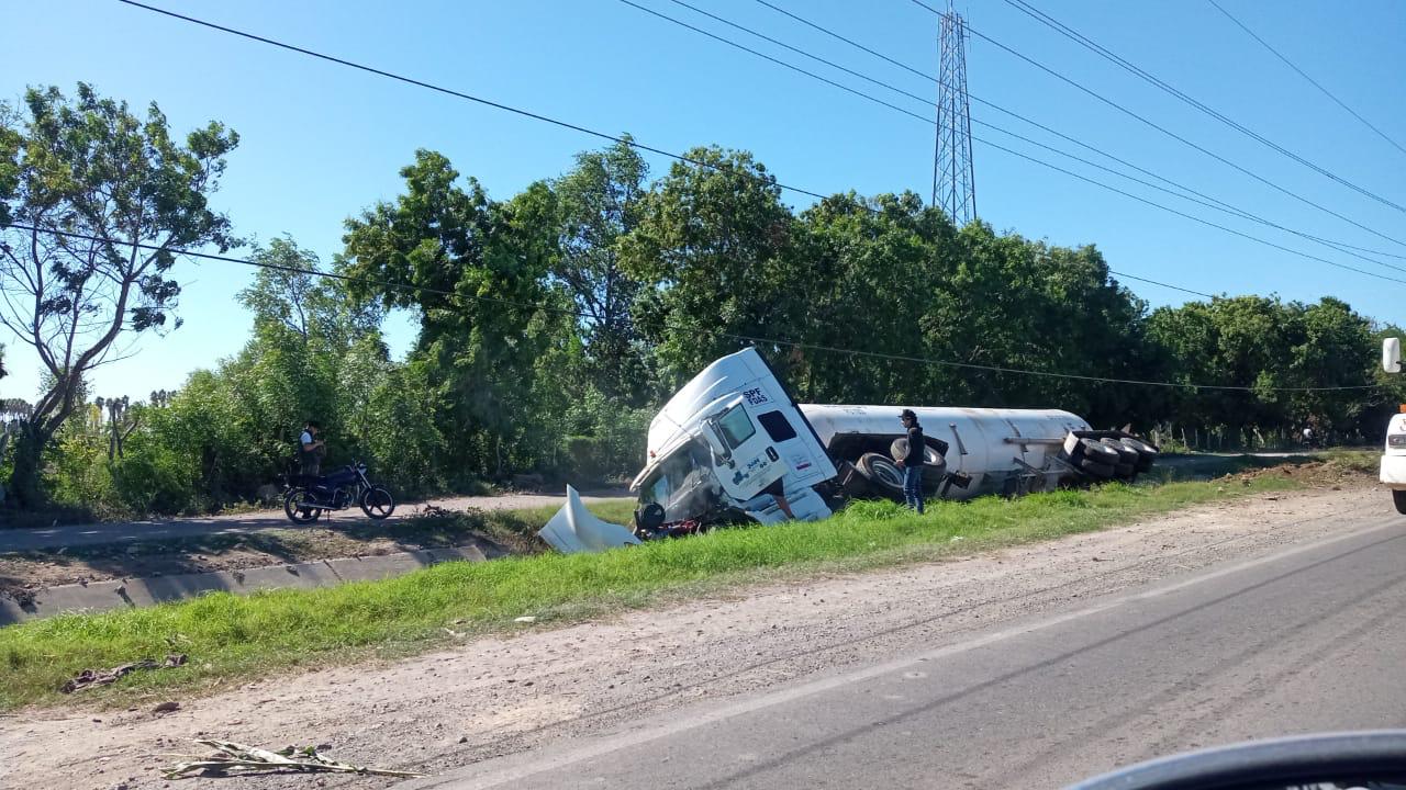 Cae una pipa que transporta gas amoniaco al canal en Mayocoba, en Ahome