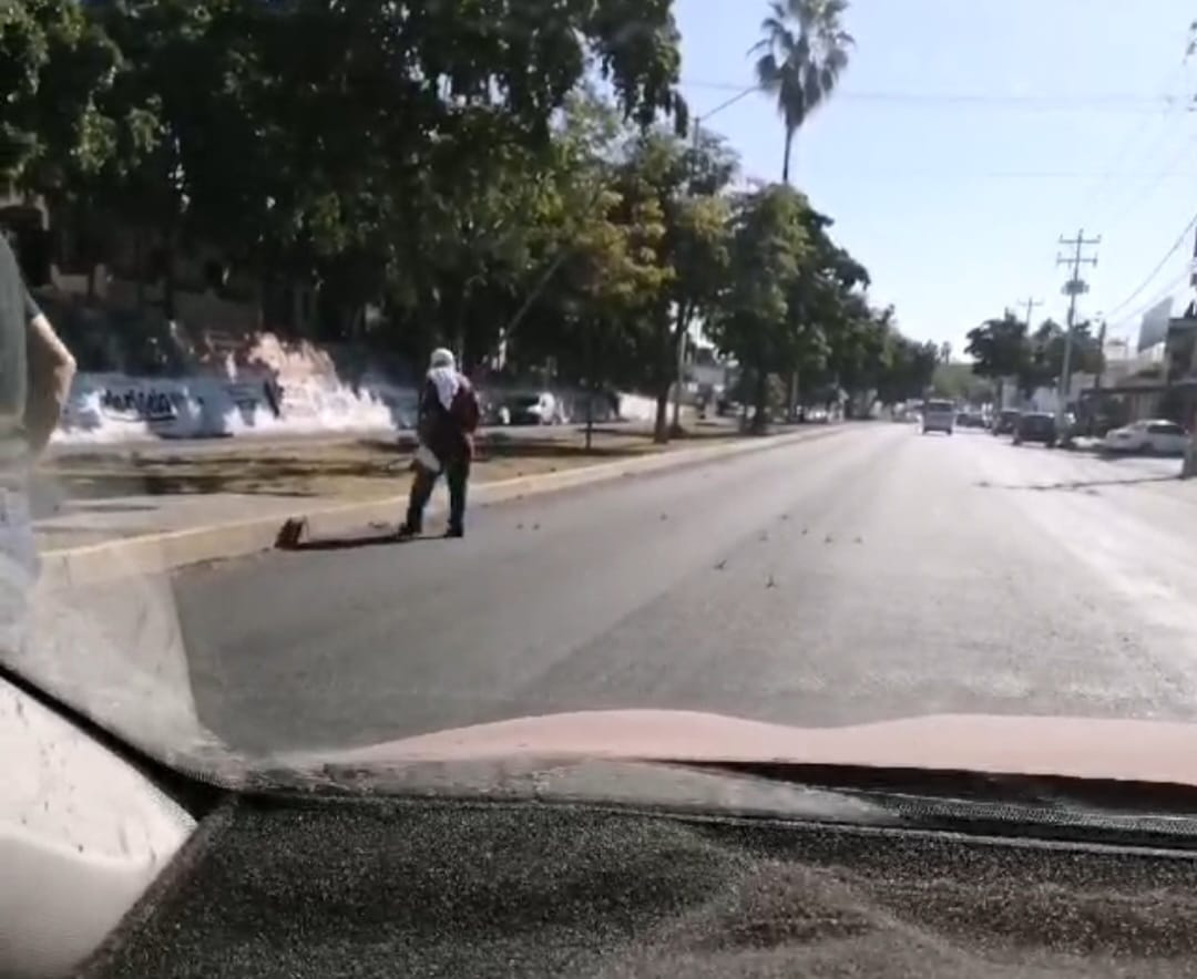 Arrojan ‘ponchallantas’ sobre la calzada Heroico Colegio Militar, en Culiacán