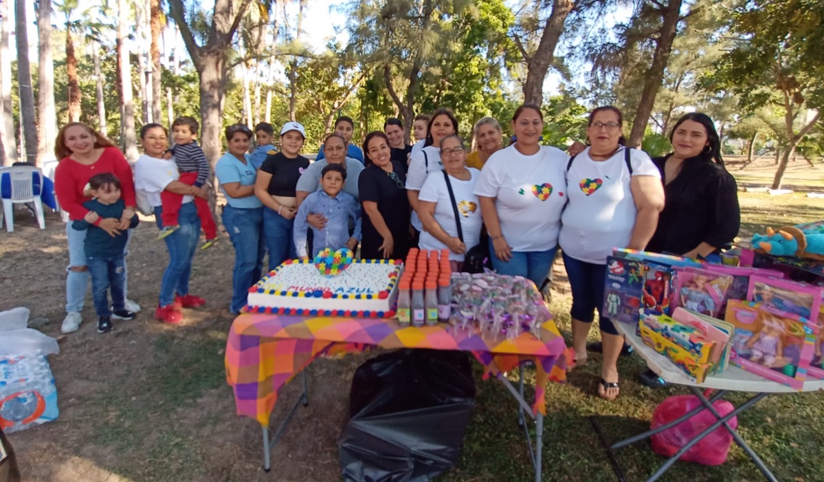 Niños con autismo disfrutan de posada en el Parque Central de Mazatlán