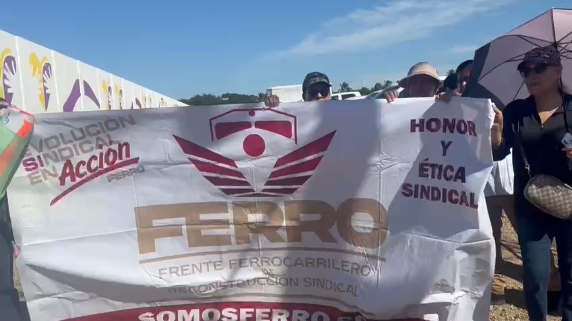 Protestan ferrocarrileros en el CRIT Mazatlán; buscan atención de AMLO
