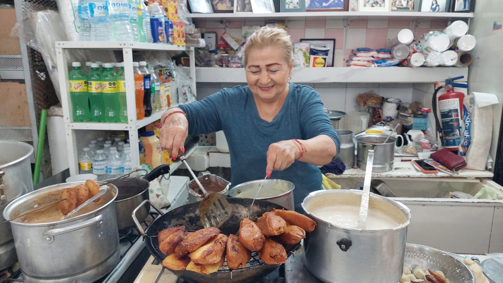 El frío de la mañana atrae a comensales a los puestos de venta de ‘torrejas’ con atole de pinole y champurrado