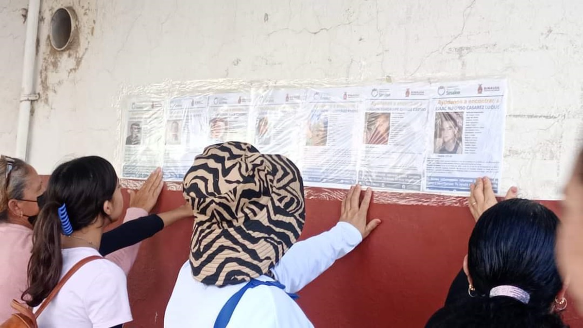 “Que la Navidad toque sus corazones”: Rastreadoras de Guasave pegan carteles de sus desaparecidos