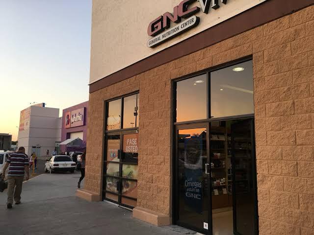 Mujer en pantuflas asalta tienda de suplementos alimenticios y despoja 23 mil pesos, en Culiacán
