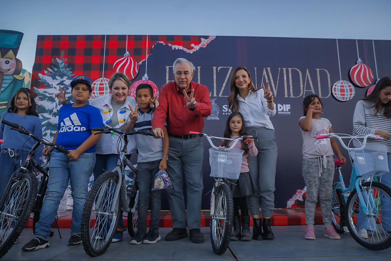 ¡Bicicletas para todos! Gobernador les hace posada a los niños de Pericos, en Mocorito