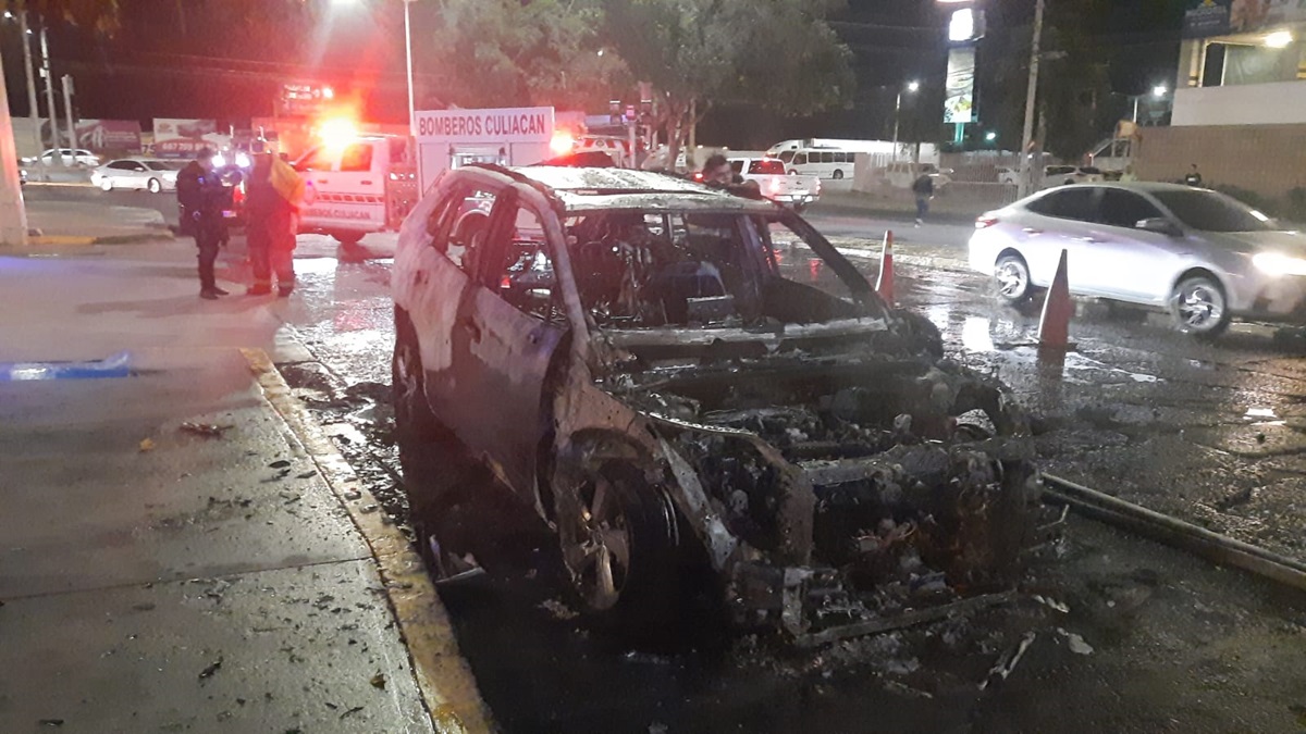 Por probable cortocircuito se incendia en su totalidad camioneta afuera de un hotel de Culiacán