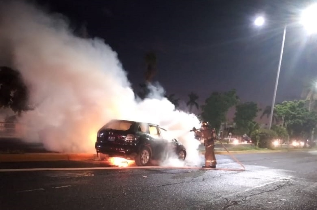 Se incendia camioneta frente a plaza comercial en Los Mochis