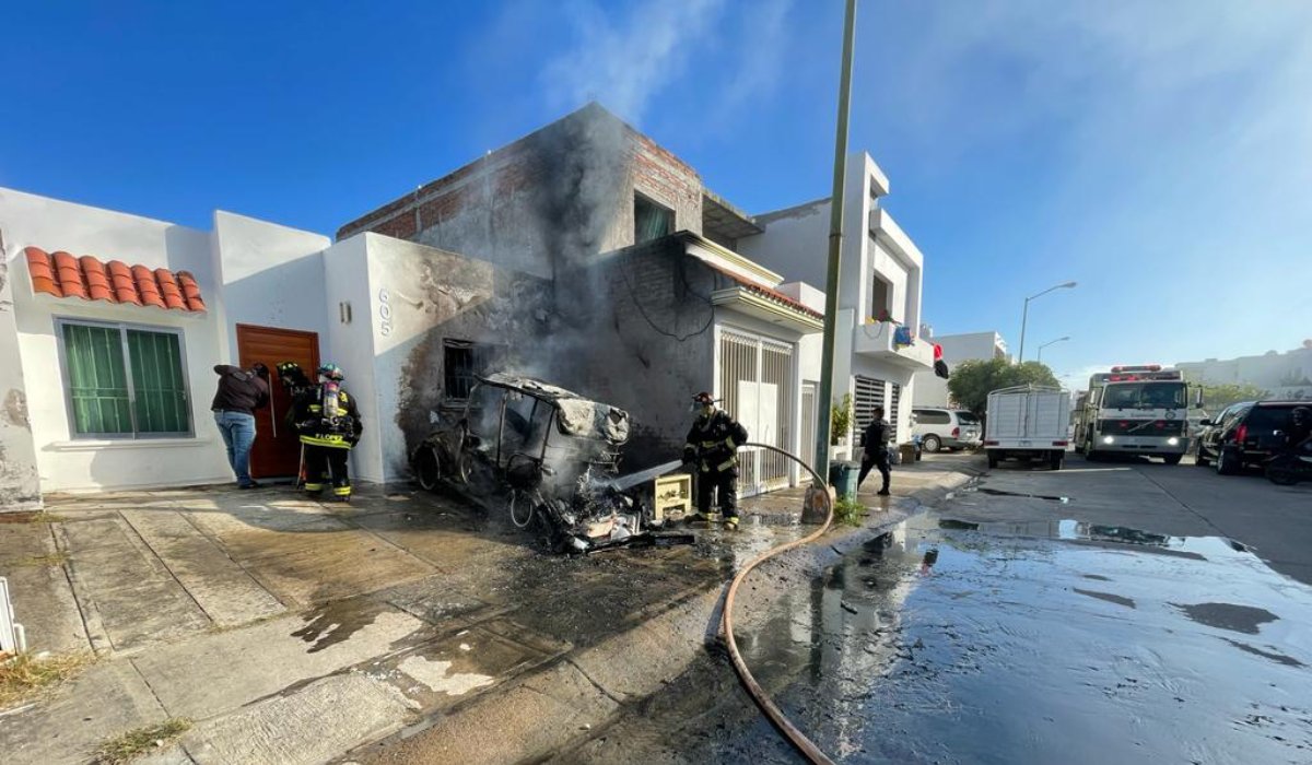 Se incendia pulmonía afuera de un domicilio de Los mangos 3 en Mazatlán