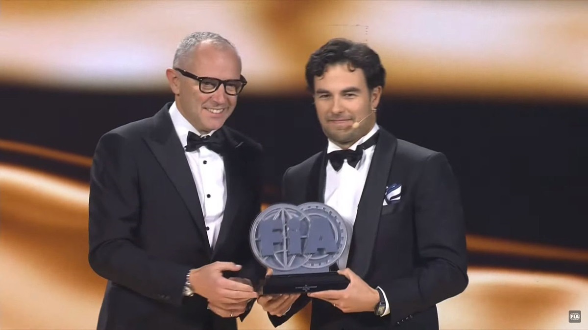 Sergio ‘Checo’ Pérez recibe trofeo por subcampeonato de pilotos en la Gala de la FIA