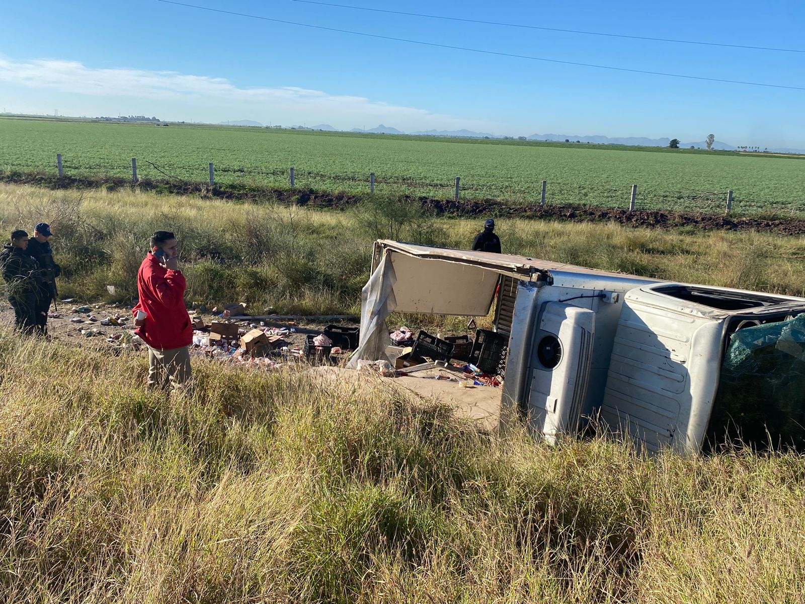 Trabajador de empresa de embutidos resultó lesionado al volcarse por la carretera México 15, en Guasave