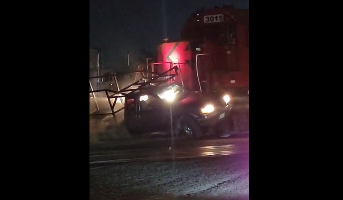 Camioneta es arrollada por el tren tras intentar ganarle el paso en Culiacán