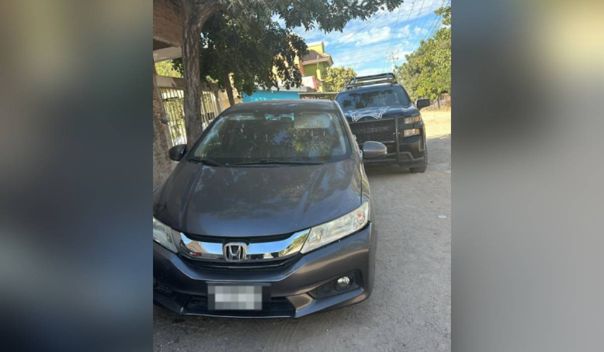 Agentes de la PEP recuperan vehículo con reporte robo en la colonia de Amistad en Culiacán
