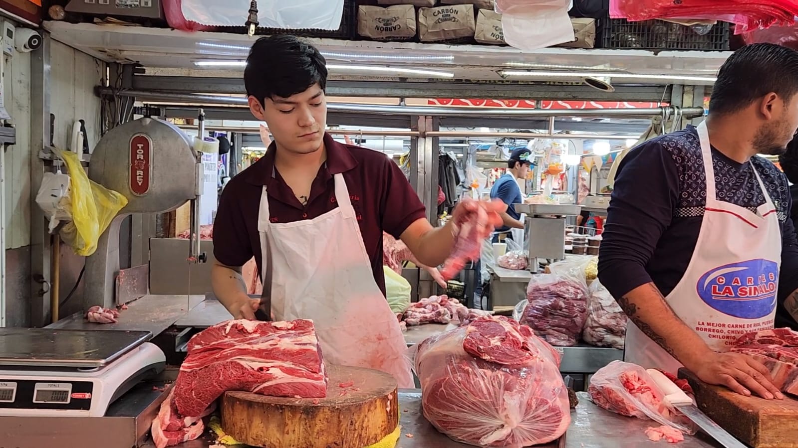 Algunos carniceros del Mercado Garmendia anuncian incremento de 6 pesos en el kilo de carne