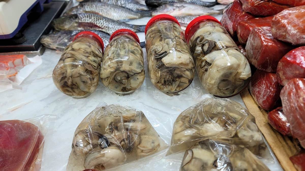 Venta de ostión en mercado de Culiacán