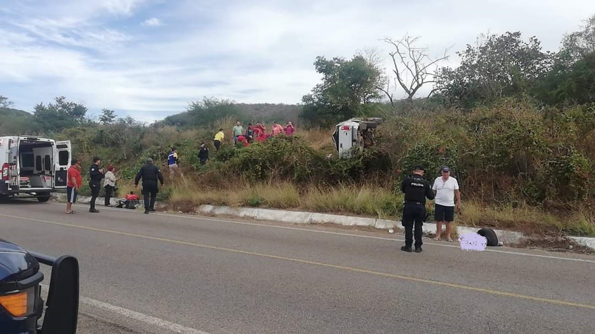 Volcadura deja tres lesionados sobre la carretera libre Mazatlán-Tepic