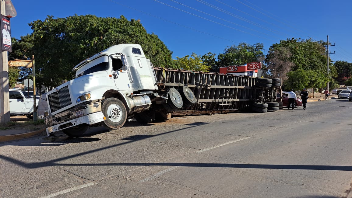 Tráiler cargado con producto lácteo caducado vuelca sobre el bulevar Millán, en Guasave