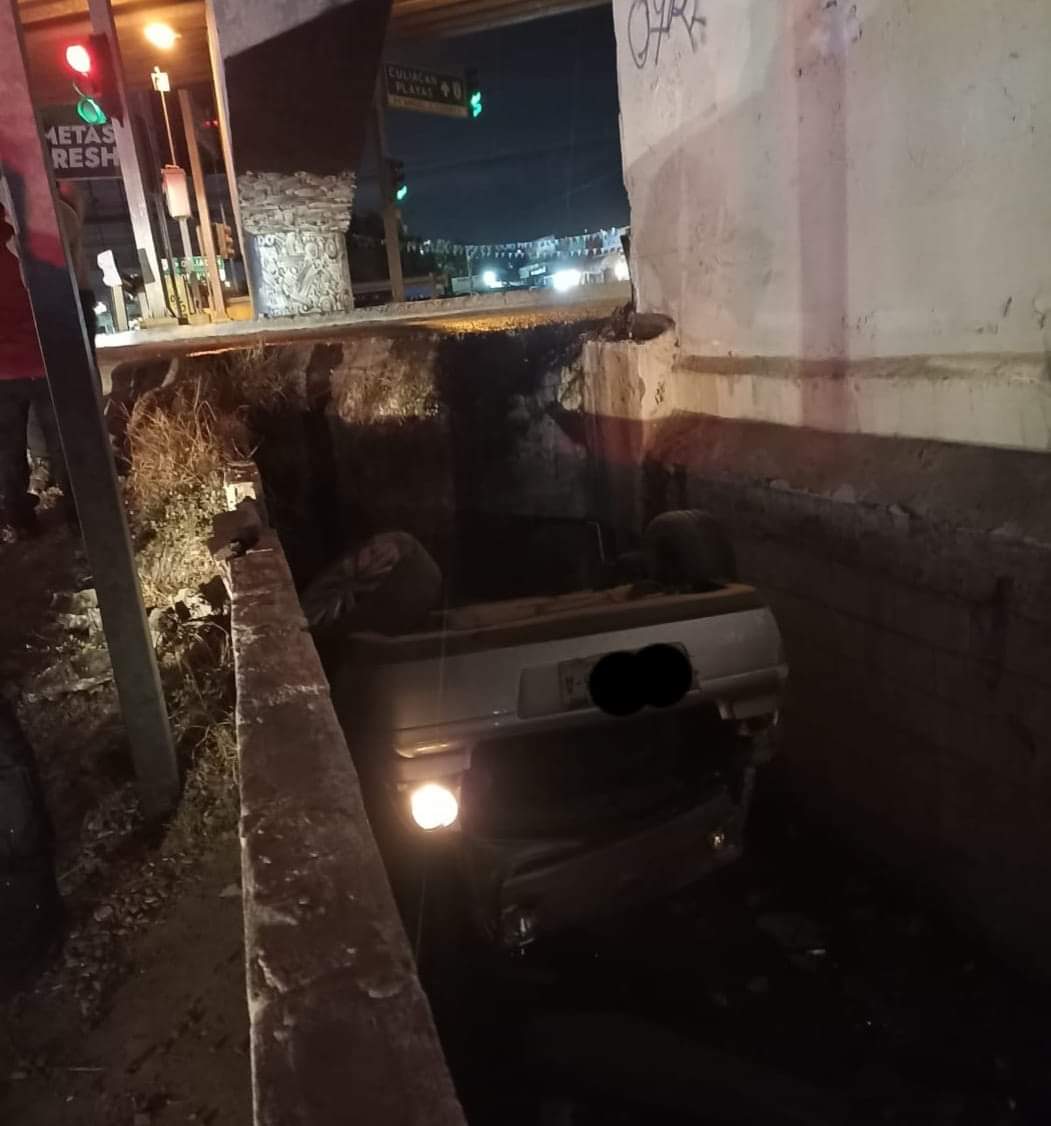 Abandonan camioneta tras volcarse en el canal pluvial de la Zapata, en Mazatlán