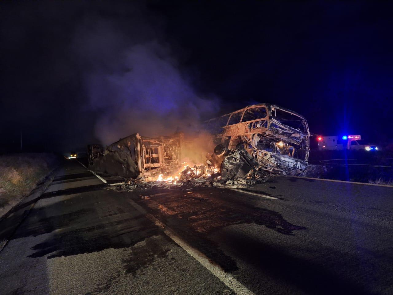 Trágico amanecer en Elota | Accidente deja al menos 22 muertos, 14 calcinados y otros más lesionados