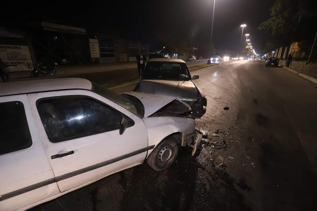 Se brinca el camellón central e impacta a otro vehículo en la avenida Gabriel Leyva en Mazatlán